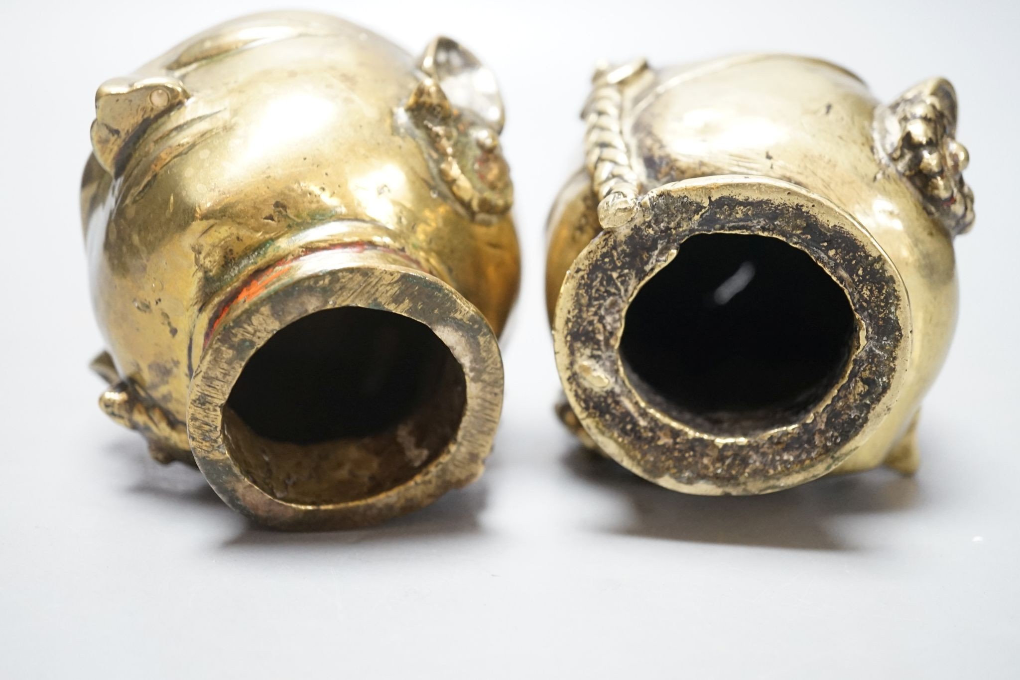 A pair of Indian bronze heads 11cm